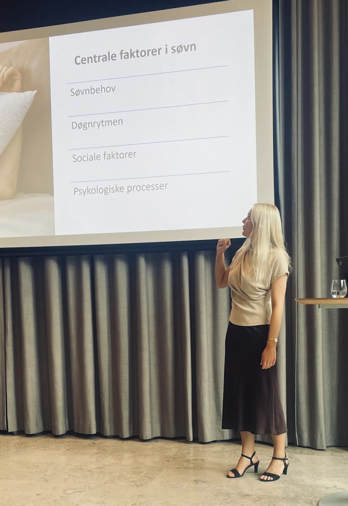 Danielle Dahlhus holder foredrag om søvn og søvnangst