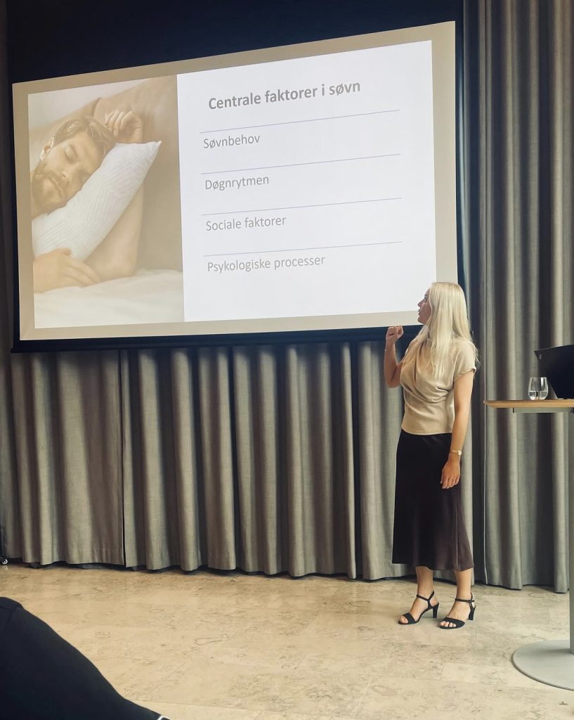 Danielle Dahlhus holder foredrag om søvn og præsenterer centrale faktorer.